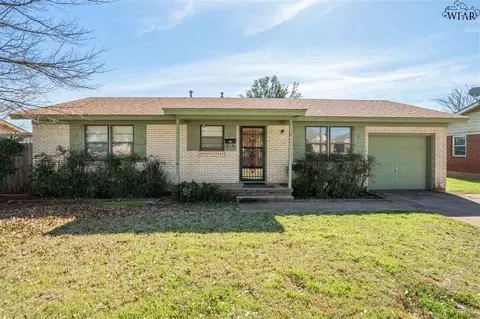 707 W Magnolia, Iowa Park, TX 76367