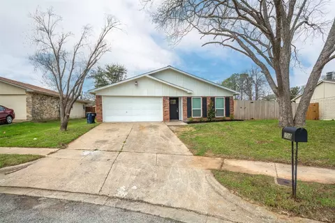 2720 Friarford Rd, Fort Worth, TX 76112