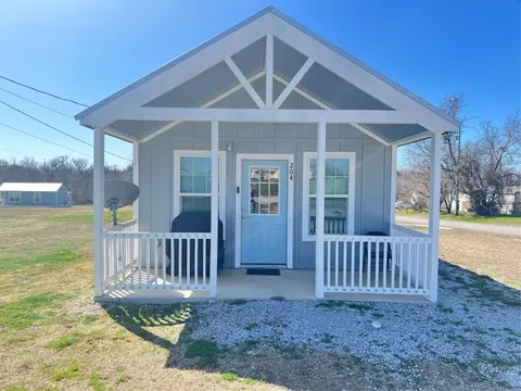 204 W Riley St, Bowie, TX 76230