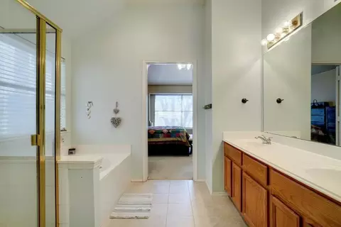 Bath - 402 Flint Ct, Euless, TX 76040 photo 1 of 4