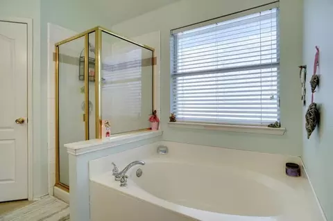 Bath - 402 Flint Ct, Euless, TX 76040 photo 3 of 4