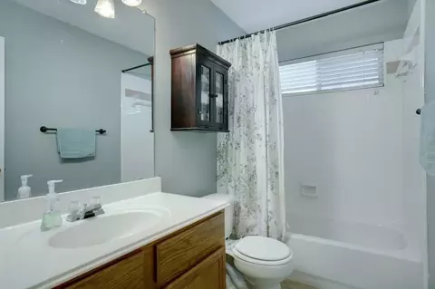 Bath - 402 Flint Ct, Euless, TX 76040 photo 4 of 4