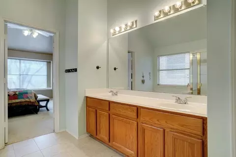Bath - 402 Flint Ct, Euless, TX 76040 photo 2 of 4