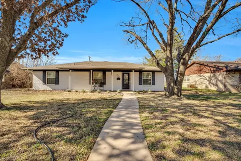 203 Vanderbilt Ln, Waxahachie, TX 75165