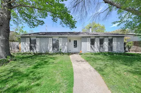 1806 Independence Ct, Grand Prairie, TX 75052