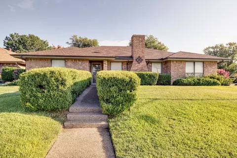 3400 Park Lake Dr, Fort Worth, TX 76133