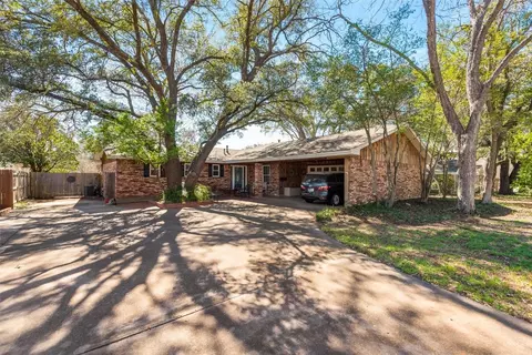 8601 Sundown Dr, Benbrook, TX 76116