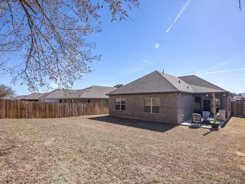 Exterior - 905 Sam St, Springtown, TX 76082 photo 5 of 12