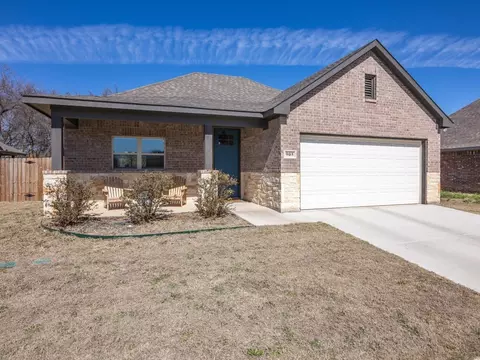 Exterior - 905 Sam St, Springtown, TX 76082 photo 2 of 12