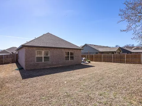 Exterior - 905 Sam St, Springtown, TX 76082 photo 6 of 12