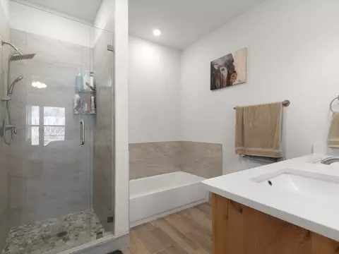 Bath - 905 Sam St, Springtown, TX 76082 photo 1 of 2