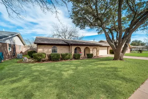 3216 Spring Valley Dr, Bedford, TX 76021