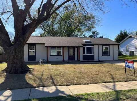 1005 Crane Dr, Euless, TX 76039
