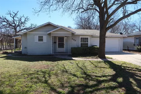 809 Lowrie St, Bowie, TX 76230