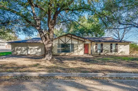 5209 Briarwood Ln, Fort Worth, TX 76112