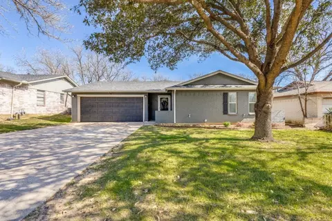 636 Renfro St, Burleson, TX 76028