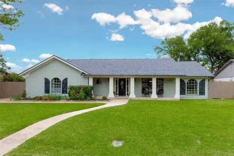 208 Shady Lake Dr, Hurst, TX 76054