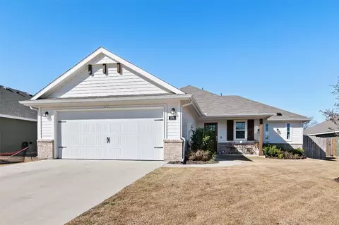 109 Arrowhead Dr, Sanger, TX 76266