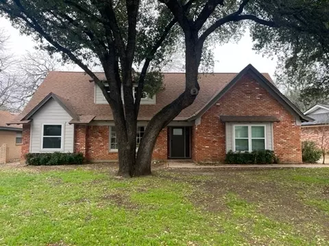 817 Green River Trl, Fort Worth, TX 76103