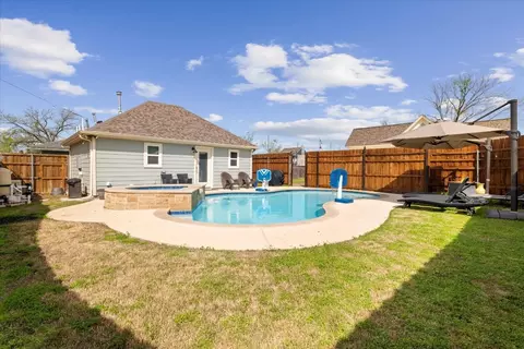 Exterior - 306 E 5th St, Ferris, TX 75125 photo 7 of 9