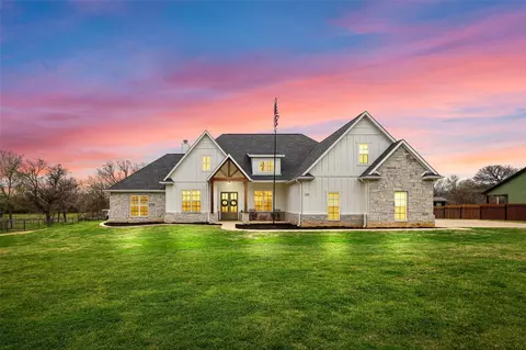 225 Fox Ln, Burleson, TX 76028