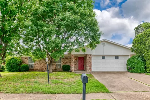 308 S Heights Dr, Crowley, TX 76036