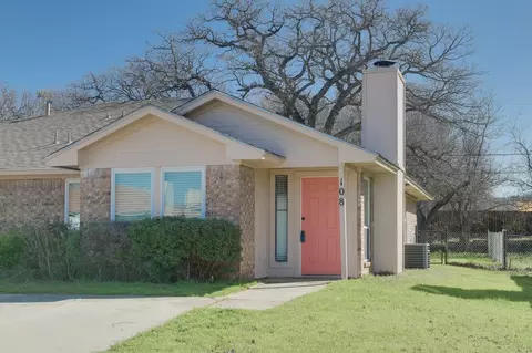 108 Oak Wood Ln, Kennedale, TX 76060