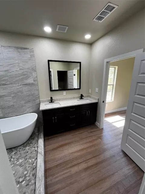 Bath - 622 E Chambers St, Cleburne, TX 76031 photo 5 of 5