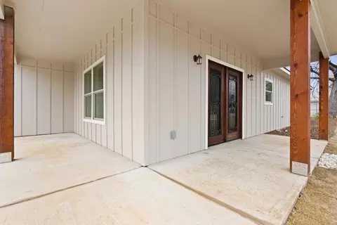 Exterior - 622 E Chambers St, Cleburne, TX 76031 photo 4 of 10
