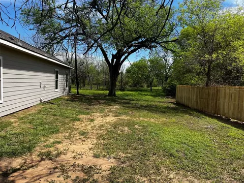 Exterior - 622 E Chambers St, Cleburne, TX 76031 photo 9 of 10