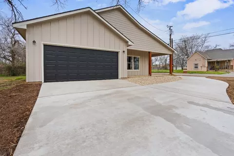 Exterior - 622 E Chambers St, Cleburne, TX 76031 photo 5 of 10