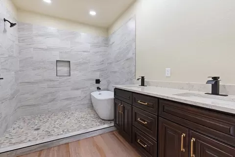 Bath - 622 E Chambers St, Cleburne, TX 76031 photo 3 of 5
