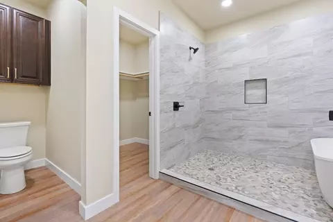 Bath - 622 E Chambers St, Cleburne, TX 76031 photo 4 of 5