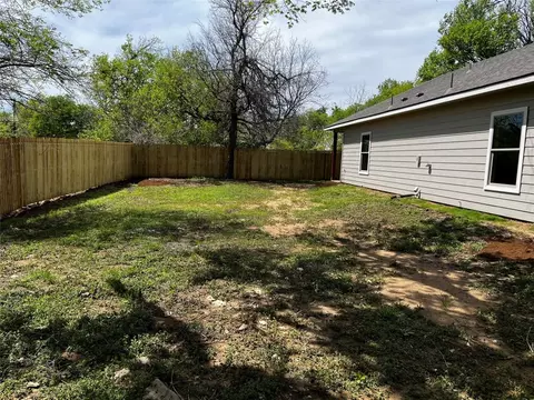 Exterior - 622 E Chambers St, Cleburne, TX 76031 photo 7 of 10
