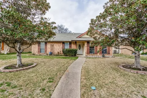 1025 Carriagehouse Ln, Garland, TX 75040