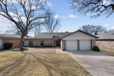 716 Mountain Laurel Ln, Bedford, TX 76021