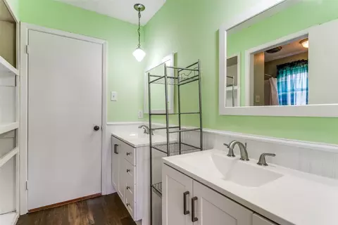 Bath - 200 E Pleasantview Dr, Hurst, TX 76054 photo 2 of 4