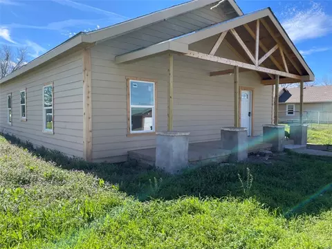 115 E 1st St, Breckenridge, TX 76424