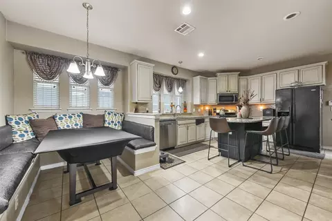 1005 King George Ln, Savannah, TX 76227