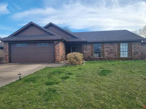 1349 N Creek Dr, Saginaw, TX 76179