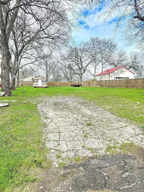 711 E 5th St, Bonham, TX 75418