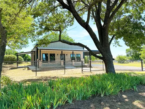 624 E Front St, Sunset, TX 76270