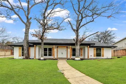 22 Country Club Ct, Pantego, TX 76013