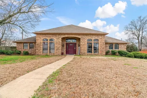 2715 Oak Creek Dr, Paris, TX 75462