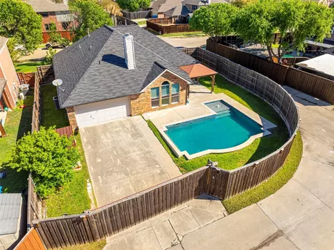 8006 Freeman Dr, Rowlett, TX 75089