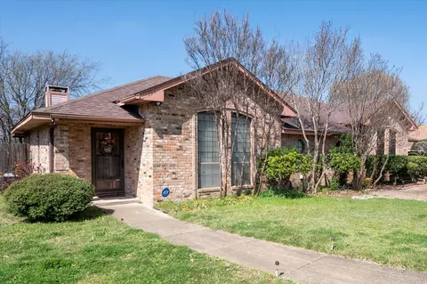 105 Larchbrook Dr, Desoto, TX 75115