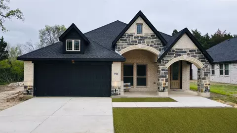 710 Mineral Wells St, Terrell, TX 75160