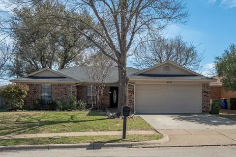 6632 Constitution Dr, Watauga, TX 76148