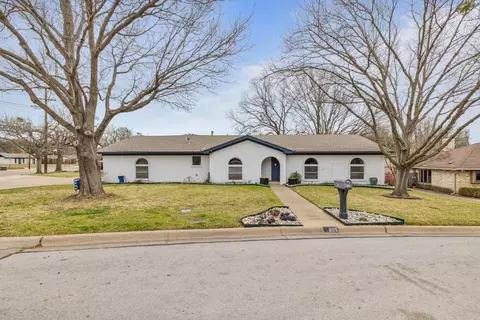 605 Julia Dr, Hurst, TX 76054