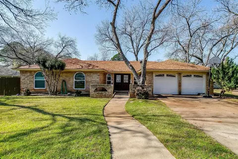 1910 Fox Hill Ct, Arlington, TX 76015